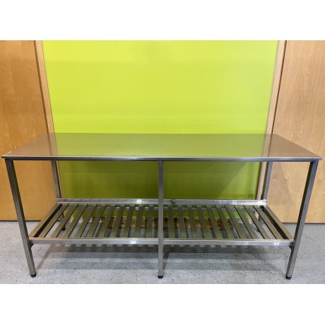Ruostumattomasta teräksestä valmistettu työpöytä rimoitetulla hyllyllä, 180 x 60 x 90 cm
